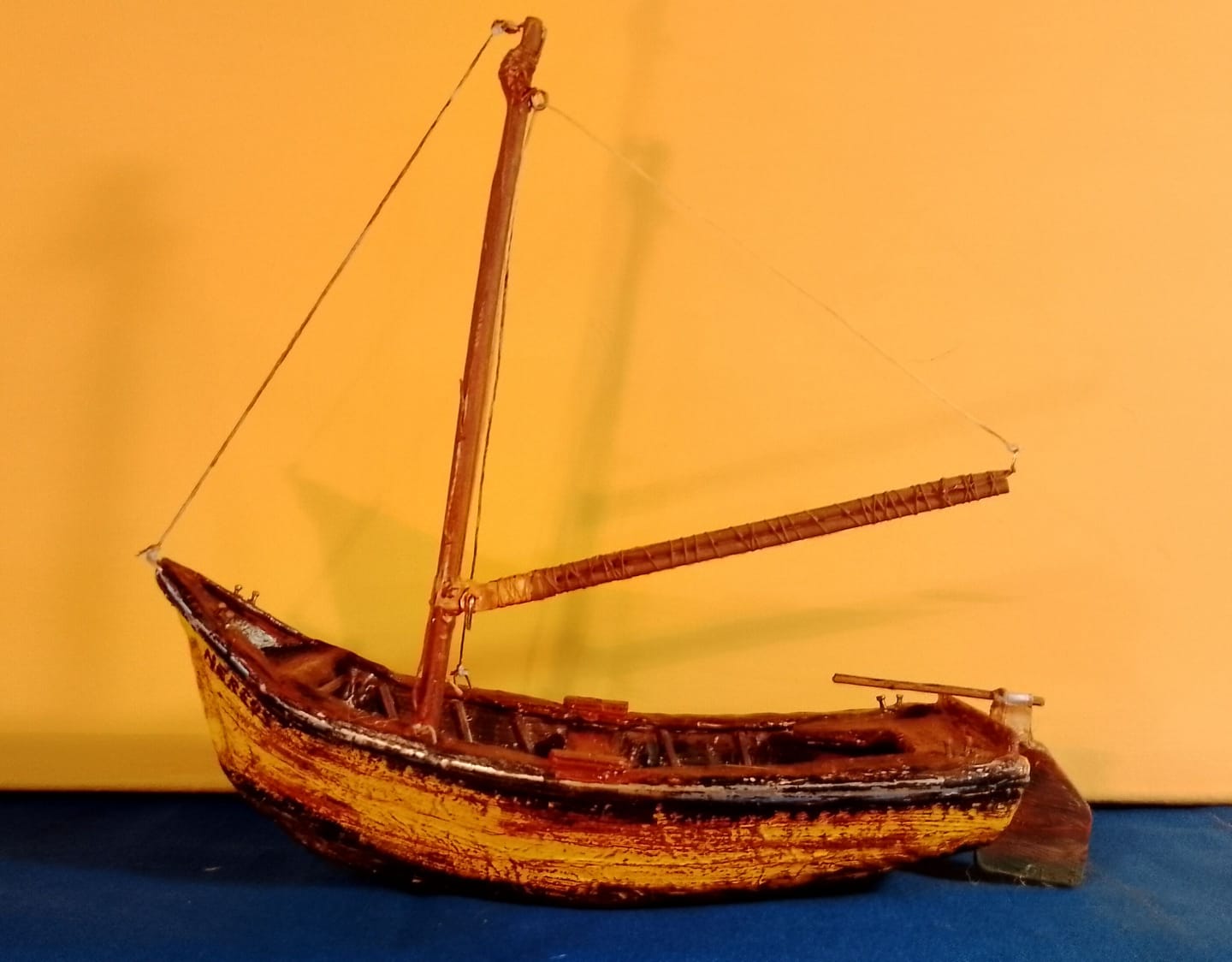 Nereus (El Bote del “El Viejo y el Mar” de Hemingway), creación tridimensional  de Leonardo, realizada con desechos de cartón, Telgopor, piolín, clavos, alambre, lata de gaseosa, palillos de cocina, betún y pigmento amarillo puro y mezclado con café  en cola de carpintero.  